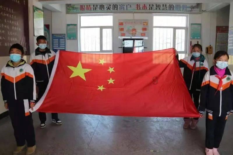 豆娃踢足球